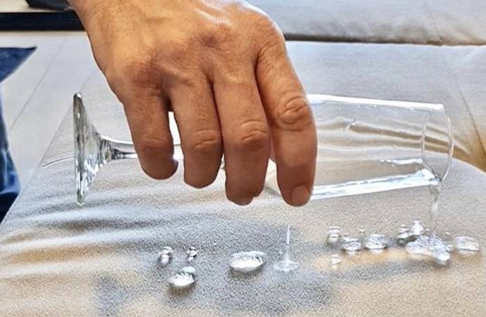 Prueba de impermeabilización: gotas de agua deslizándose sobre tapicería tratada